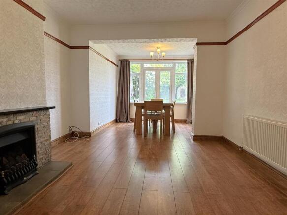 EXTENDED LIVING / DINING ROOM