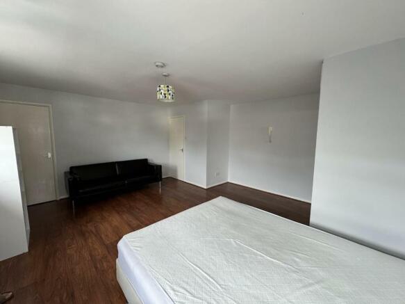 OPEN PLAN STUDIO ROOM