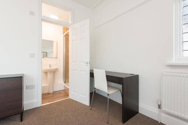 5 bed House to rent Image 5