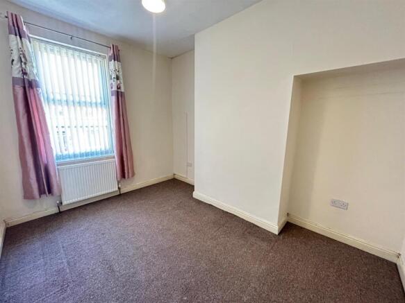 3 bed Terraced to rent Image 5