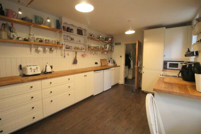 Lightburne Ave, 13 Kitchen 2 new.JPG