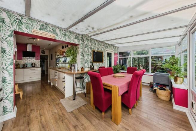 Conservatory / Dining Room: