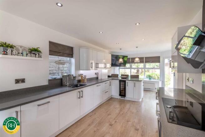 5 bed Detached for sale Image 4