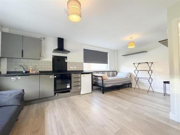 8 bed Detached to rent Image 9