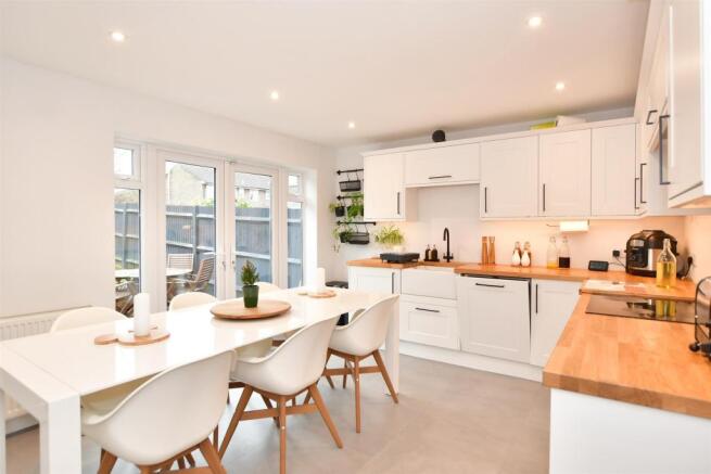 Kitchen/ Dining Room