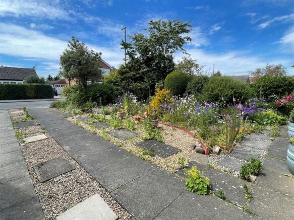 FRONT GARDEN & DRIVEWAY