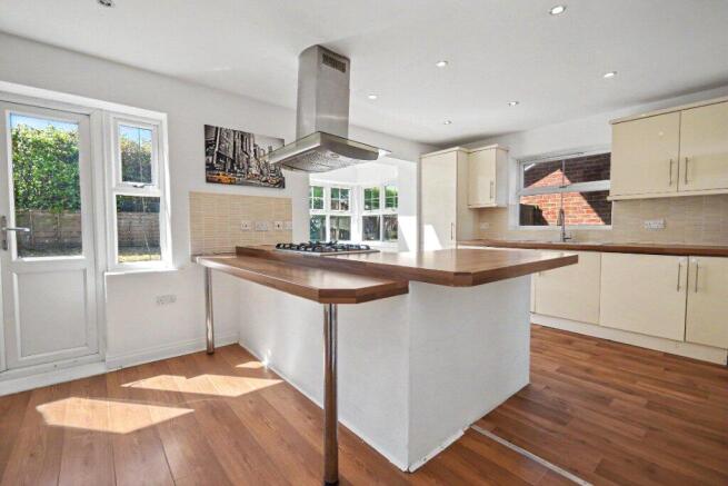 4 bed Detached for sale Image 9