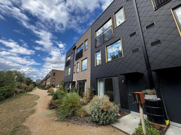 4 bed Terraced to rent Image 2