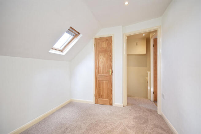 3 bed Apartment to rent Image 12
