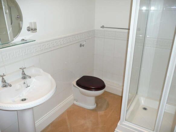 EN-SUITE SHOWER ROOM: