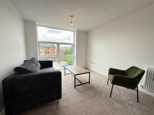 2 bed Apartment to rent Image 4