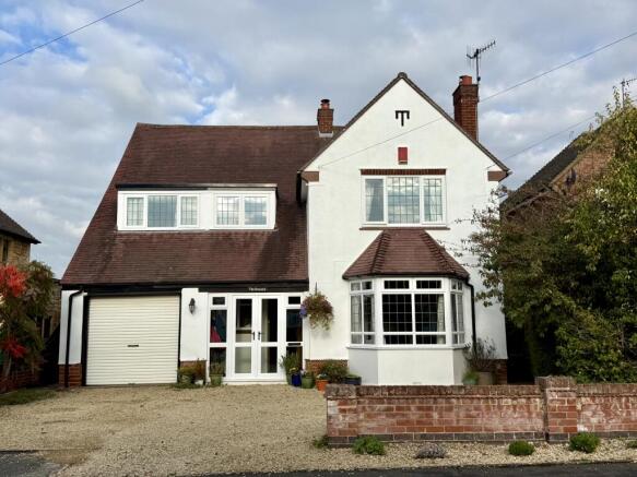 4-bed detached on  Beech Close, Stratford-upon-avon, Warwickshire, £850,000