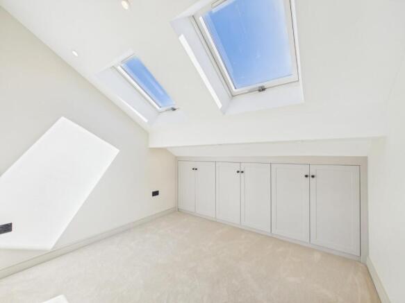 4 bed House to rent Image 9
