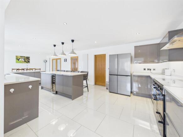 4 bed Detached for sale Image 9