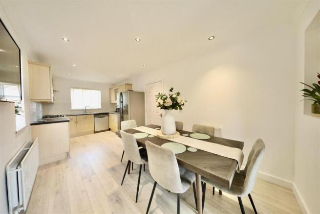 5 bed Detached for sale Image 4