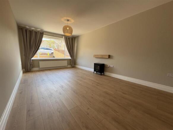 2 bed Semi-Detached Bungalow to rent Image 4