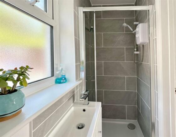 Shower in En-suite.jpeg