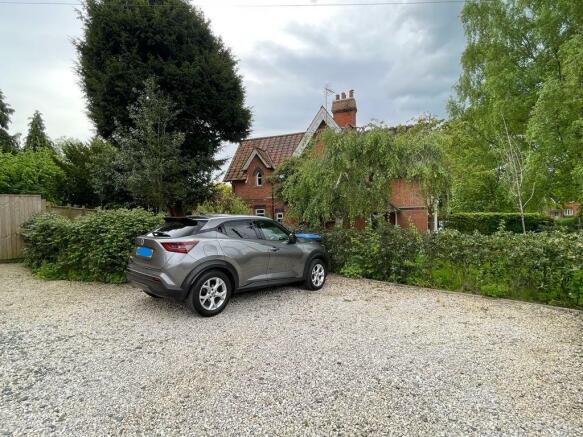 DRIVEWAY TO SIDE OF HOUSE.jpg