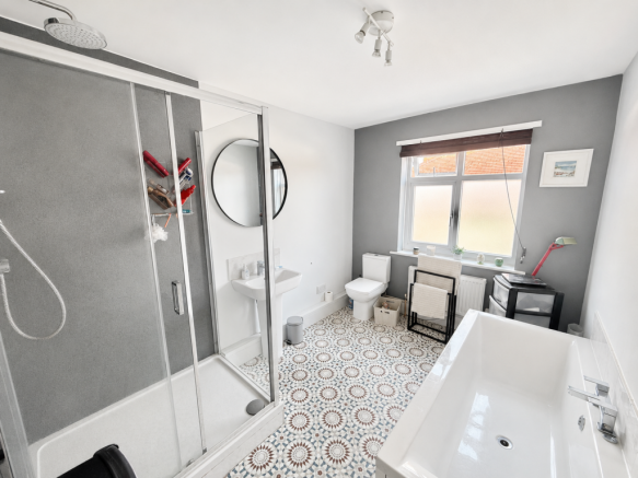 6 bed Semi-Detached for sale Image 11