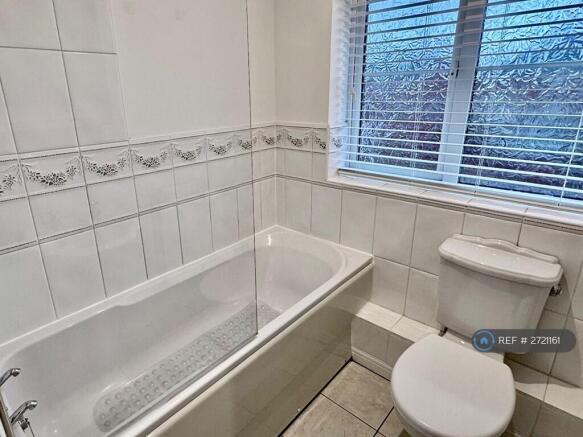 Main Bathroom (Angle 2)