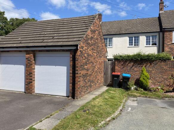 Parking/Drive/Single Garage
