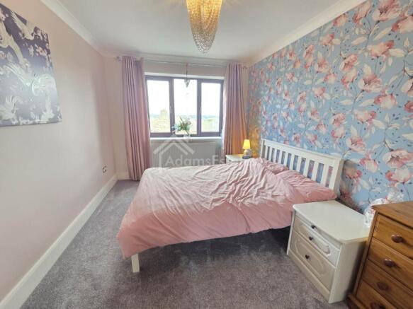 5 bed Detached for sale Image 11