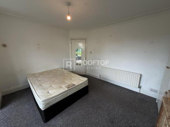 4 bed House to rent Image 10