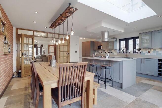 Kitchen / Dine...