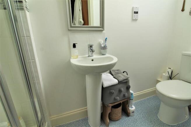 EN-SUITE SHOWER ROOM
