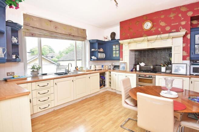 5 bed House for sale Image 5