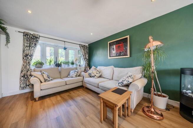 Reynards Close, Tadley photo 4