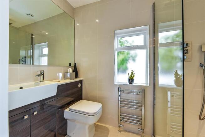 En Suite to Bedroom 4