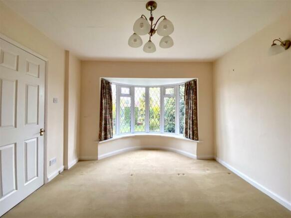 LIVING ROOM/BEDROOM