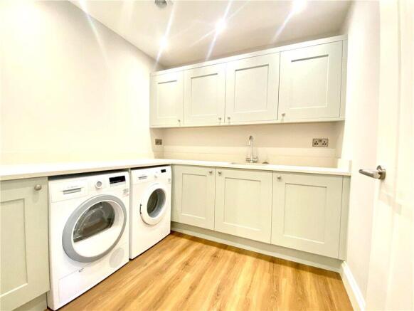 4 bed Terraced to rent Image 4
