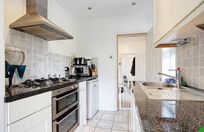 Fitted Kitchen with Fridge, Washing Machine and Co