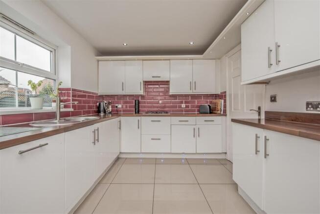 5 bed Detached for sale Image 10