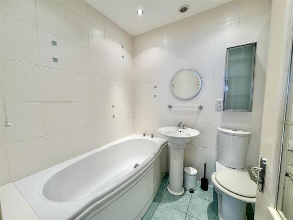 2 bed Apartment to rent Image 4