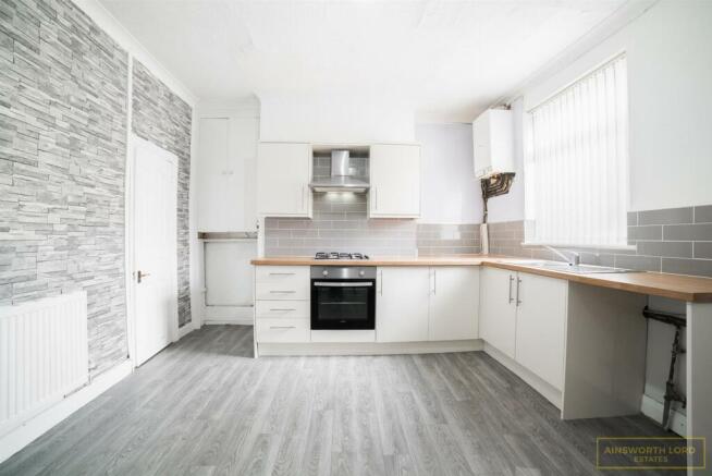 LARGE KITCHEN / DINER