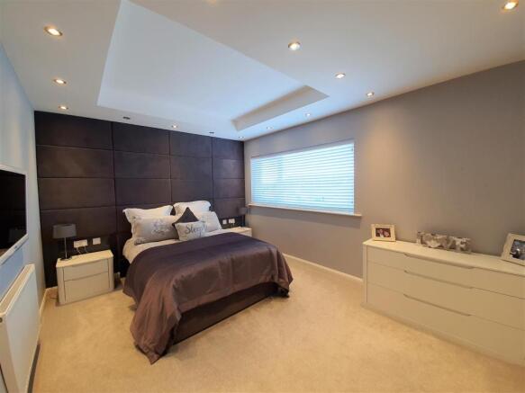 4 Chatsworth - master bedroom.jpg