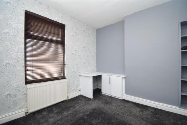 2 bed Terraced to rent Image 6