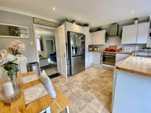 KITCHEN/DIINING ROOM