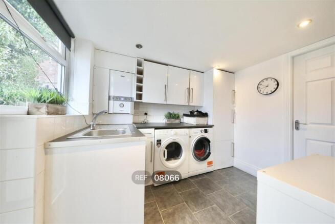 5 bed Detached to rent Image 9