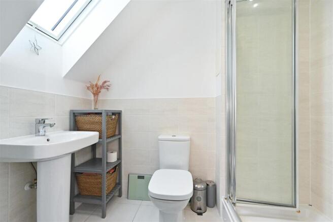 En Suite to Bedroom 1