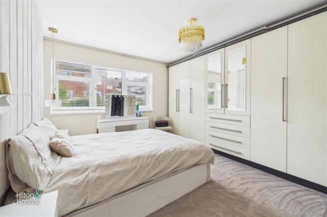 5 bed Detached for sale Image 12