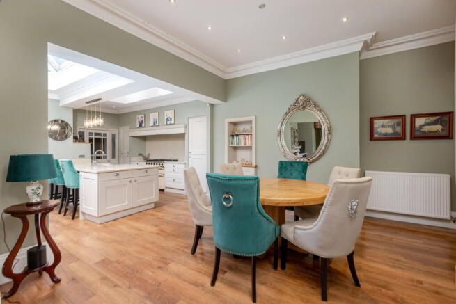 5 bed Semi-Detached for sale Image 12