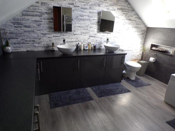 En-suite bathroom