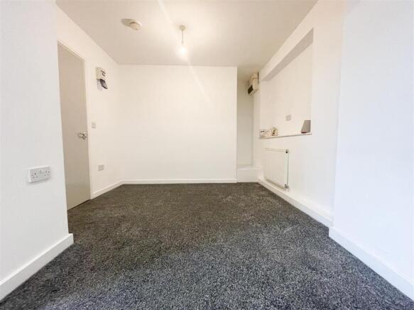 10 bed Detached to rent Image 7