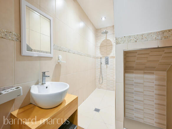Cloakroom/wc