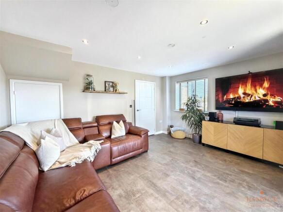 3 bed Semi-Detached for sale Image 6
