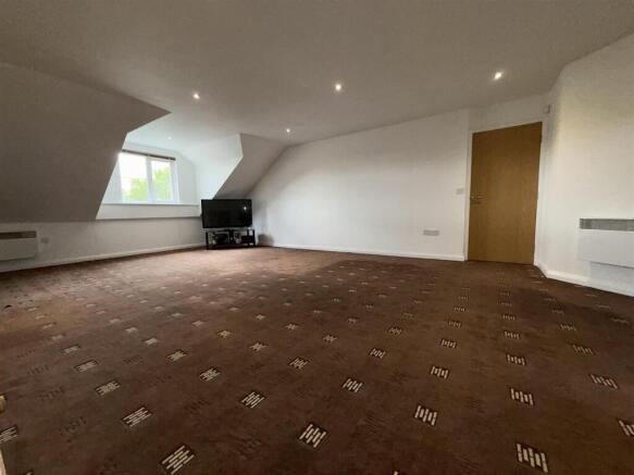 OPEN PLAN LOUNGE & KITCHEN